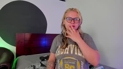 Snapshot of crazy_cakes_ chatting on 12-20-24, 01:33 Lexie Rose online show from 12-20-24, 01:33