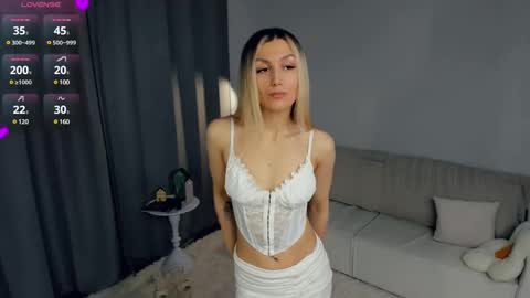 Snapshot of crazy_selfi chatting on 02-23-25, 02:18 Emma online show from 02-23-25, 02:18