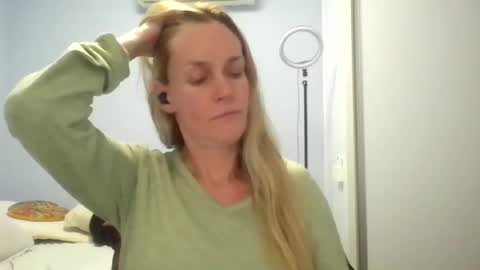 Snapshot of crazyanny chatting on 06-17-26, 12:13 Anny online show from 06-17-26, 12:13