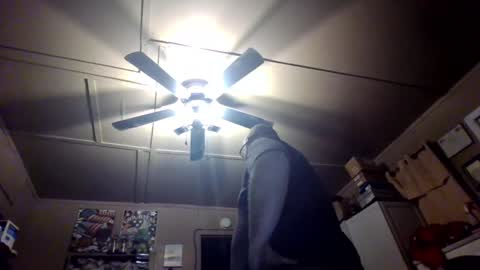 Snapshot of creeeping_death chatting on 12-25-24, 07:35 The hopeless romantic online show from 12-25-24, 07:35