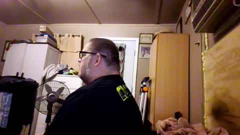 Snapshot of creeeping_death chatting on 10-17-25, 08:28 The hopeless romantic online show from 10-17-25, 08:28