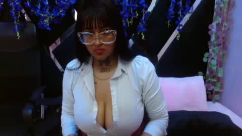 Snapshot of cristal_bobs chatting on 09-19-25, 04:03 Cristal online show from 09-19-25, 04:03