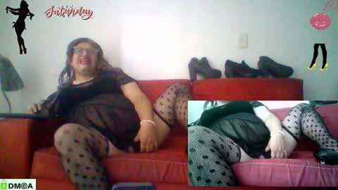 Snapshot of crossdresser64 chatting on 11-29-25, 07:17 Linda Cross online show from 11-29-25, 07:17
