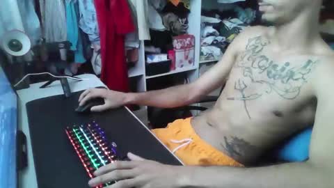 Snapshot of crudosoy chatting on 10-27-25, 04:22 Carlo online show from 10-27-25, 04:22