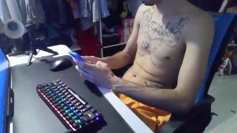 Snapshot of crudosoy chatting on 10-30-25, 03:24 Carlo online show from 10-30-25, 03:24