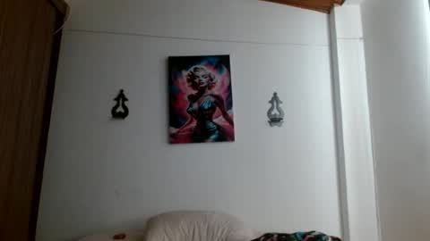Snapshot of crystal_starx chatting on 06-18-26, 06:34 Crystal Blaze online show from 06-18-26, 06:34
