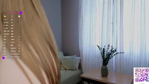 Snapshot of crystaldiva01 chatting on 06-11-26, 05:49 Diva online show from 06-11-26, 05:49