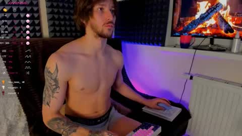 Snapshot of crystallora chatting on 12-08-24, 03:43 Crys online show from 12-08-24, 03:43