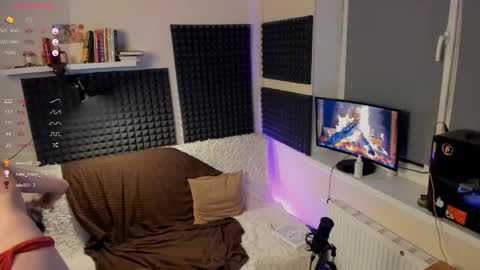 Snapshot of crystallora chatting on 12-12-24, 12:27 Crys online show from 12-12-24, 12:27