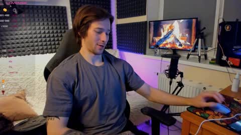 Snapshot of crystallora chatting on 12-14-24, 12:33 Crys online show from 12-14-24, 12:33