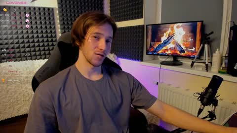 Snapshot of crystallora chatting on 12-16-24, 09:41 Crys online show from 12-16-24, 09:41