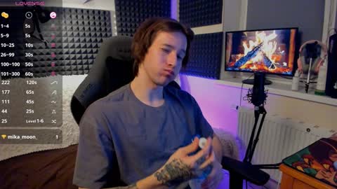 Snapshot of crystallora chatting on 12-19-24, 07:51 Crys online show from 12-19-24, 07:51