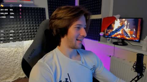 Snapshot of crystallora chatting on 12-25-24, 11:31 Crys online show from 12-25-24, 11:31