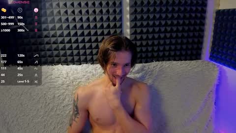 Snapshot of crystallora chatting on 01-02-25, 02:54 Crys online show from 01-02-25, 02:54