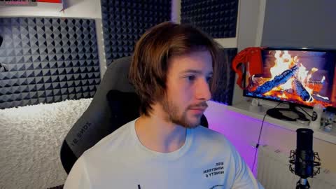 Snapshot of crystallora chatting on 01-10-25, 08:04 Crys online show from 01-10-25, 08:04