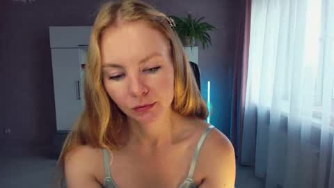 Snapshot of cuddle_kitten chatting on 10-16-25, 05:19 Alexia online show from 10-16-25, 05:19
