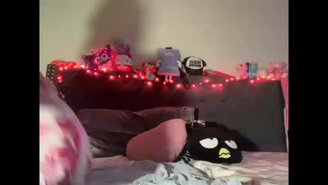 Snapshot of cum2charmxx chatting on 10-17-25, 10:18 cum2charmxx online show from 10-17-25, 10:18