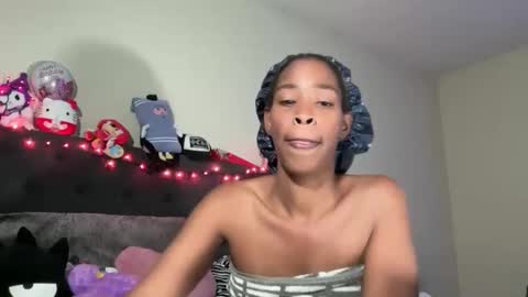 Snapshot of cum2charmxx chatting on 10-22-25, 01:44 cum2charmxx online show from 10-22-25, 01:44