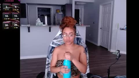 Snapshot of cumplzqueen chatting on 06-08-26, 04:18 Nia Reese online show from 06-08-26, 04:18