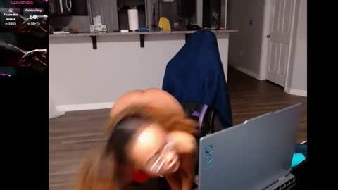Snapshot of cumplzqueen chatting on 06-27-26, 07:46 Nia Reese online show from 06-27-26, 07:46