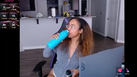 Snapshot of cumplzqueen chatting on 07-01-26, 08:08 Nia Reese online show from 07-01-26, 08:08
