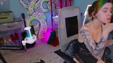 Snapshot of cumpotikeve chatting on 04-27-26, 03:59 CUMpotikEve online show from 04-27-26, 03:59