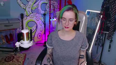 Snapshot of cumpotikeve chatting on 04-30-26, 02:40 CUMpotikEve online show from 04-30-26, 02:40