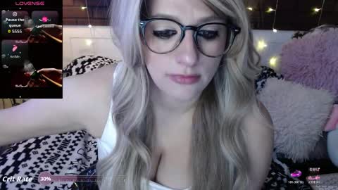Snapshot of cumqueen101 chatting on 04-20-26, 02:31 Kasey online show from 04-20-26, 02:31