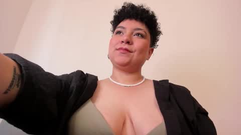 Snapshot of curly_cam_queen chatting on 02-10-25, 03:21 Bruna online show from 02-10-25, 03:21