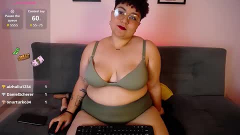 Snapshot of curly_cam_queen chatting on 01-09-26, 05:21 Bruna online show from 01-09-26, 05:21
