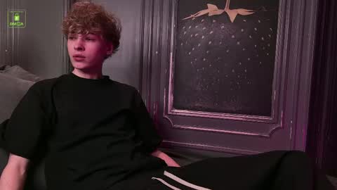Snapshot of curlytwinkboy chatting on 04-24-26, 04:37 KEVIN online show from 04-24-26, 04:37