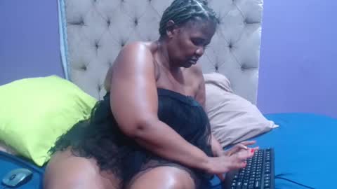 Snapshot of curveychubbyzoe chatting on 12-14-25, 07:07 curveychubbyzoe online show from 12-14-25, 07:07