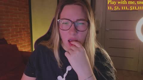 Snapshot of cute_darina chatting on 12-12-24, 01:43 Everyday stream in the same time online show from 12-12-24, 01:43