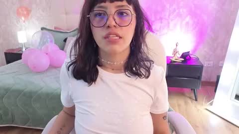 Snapshot of cute_hollywood chatting on 02-20-26, 07:58 Sofa online show from 02-20-26, 07:58