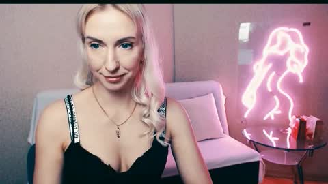 cute_smile_shy online show from 10-28-25, 08:44