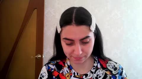 cute_strawberry_ online show from 10-21-25, 06:14