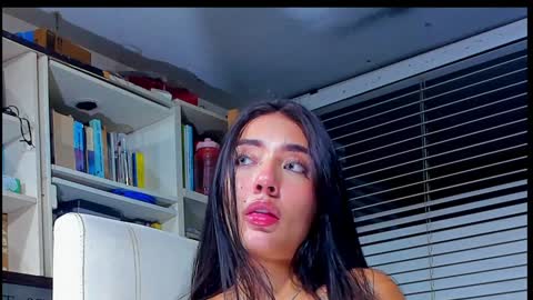 Snapshot of cuteanddesesperate chatting on 01-08-25, 04:12 WANNA SEE MORE OF TWINS online show from 01-08-25, 04:12