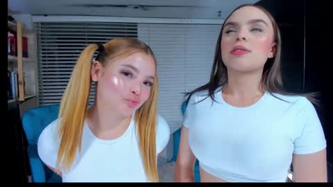 Snapshot of cuteanddesesperate chatting on 01-10-25, 12:27 WANNA SEE MORE OF TWINS online show from 01-10-25, 12:27