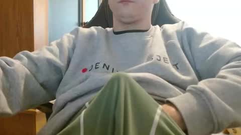 Cuteboy090 online show from 04-29-26, 09:02