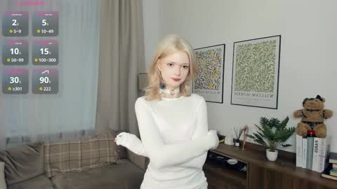 Snapshot of cutebrutality chatting on 11-17-25, 08:31 Alice online show from 11-17-25, 08:31