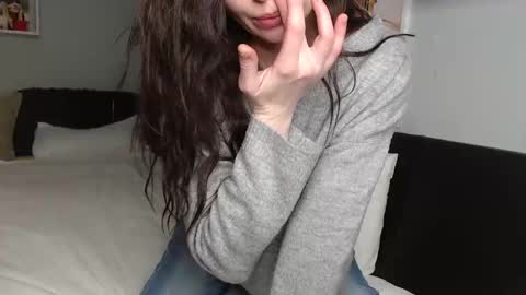 Snapshot of cuteemouse chatting on 12-19-24, 12:23 Anna online show from 12-19-24, 12:23