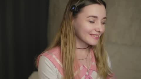 Snapshot of cutenass chatting on 06-12-26, 07:13 Mary online show from 06-12-26, 07:13