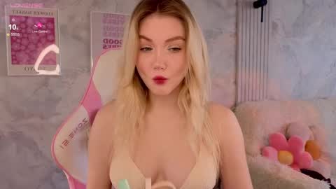 Snapshot of cutie_angels chatting on 05-01-26, 04:06 HelloMy name Eva online show from 05-01-26, 04:06