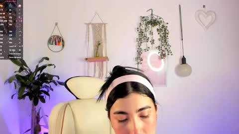 Snapshot of cyber_lizz chatting on 04-11-26, 12:15 Liz online show from 04-11-26, 12:15