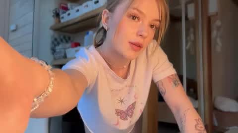 Snapshot of cyberl0ve_ chatting on 04-24-26, 03:36 Im Emi streaming with my friend Reyna today online show from 04-24-26, 03:36