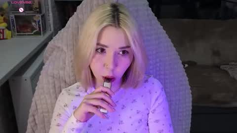 Snapshot of cybersmiling chatting on 11-20-25, 12:33 Jane online show from 11-20-25, 12:33