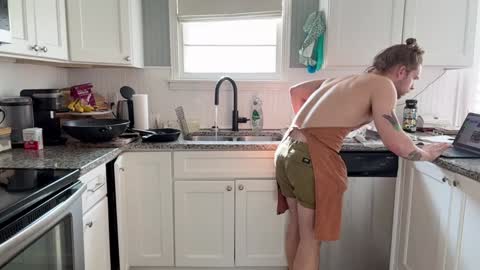 Snapshot of daddydaydrinkz chatting on 01-08-25, 06:41 DaddydayDrinkz online show from 01-08-25, 06:41