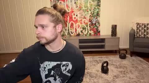 Snapshot of daddydaydrinkz chatting on 12-05-25, 03:04 DaddydayDrinkz online show from 12-05-25, 03:04