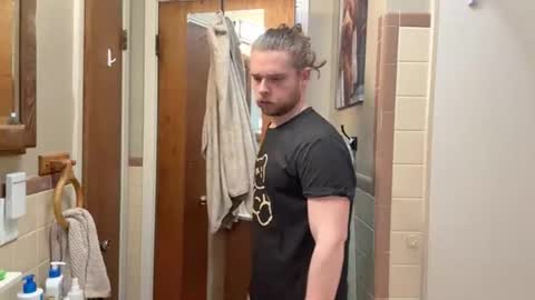 Snapshot of daddydaydrinkz chatting on 12-17-25, 05:24 DaddydayDrinkz online show from 12-17-25, 05:24