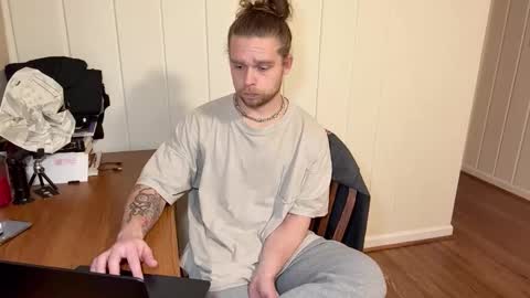 Snapshot of daddydaydrinkz chatting on 12-20-25, 05:58 DaddydayDrinkz online show from 12-20-25, 05:58